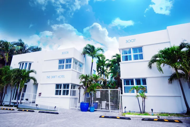 The white gate between the two hotel buildings, with cobalt planters